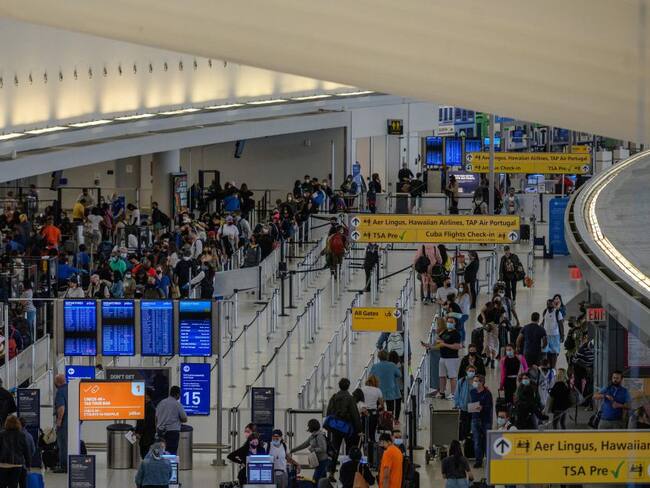Fallo en el sistema de control genera retrasos y suspensión de vuelos en EE.UU.