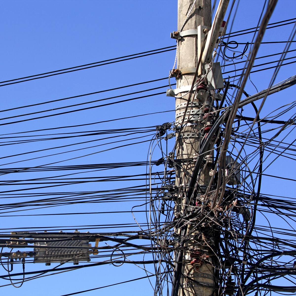 Vuelve y juega: Policía captura a hombres robando cableado de fibra óptica en Bogotá