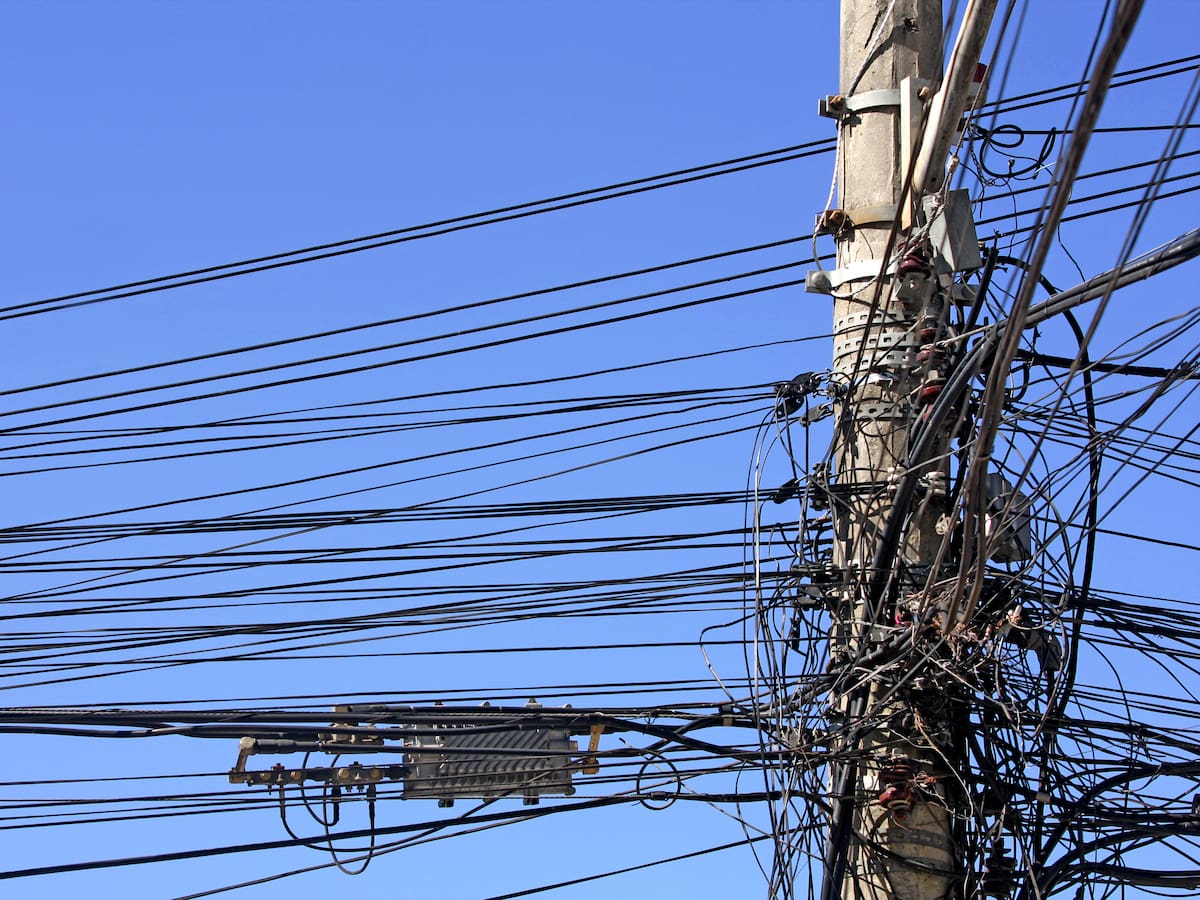 Vuelve y juega: Policía captura a hombres robando cableado de fibra óptica en Bogotá
