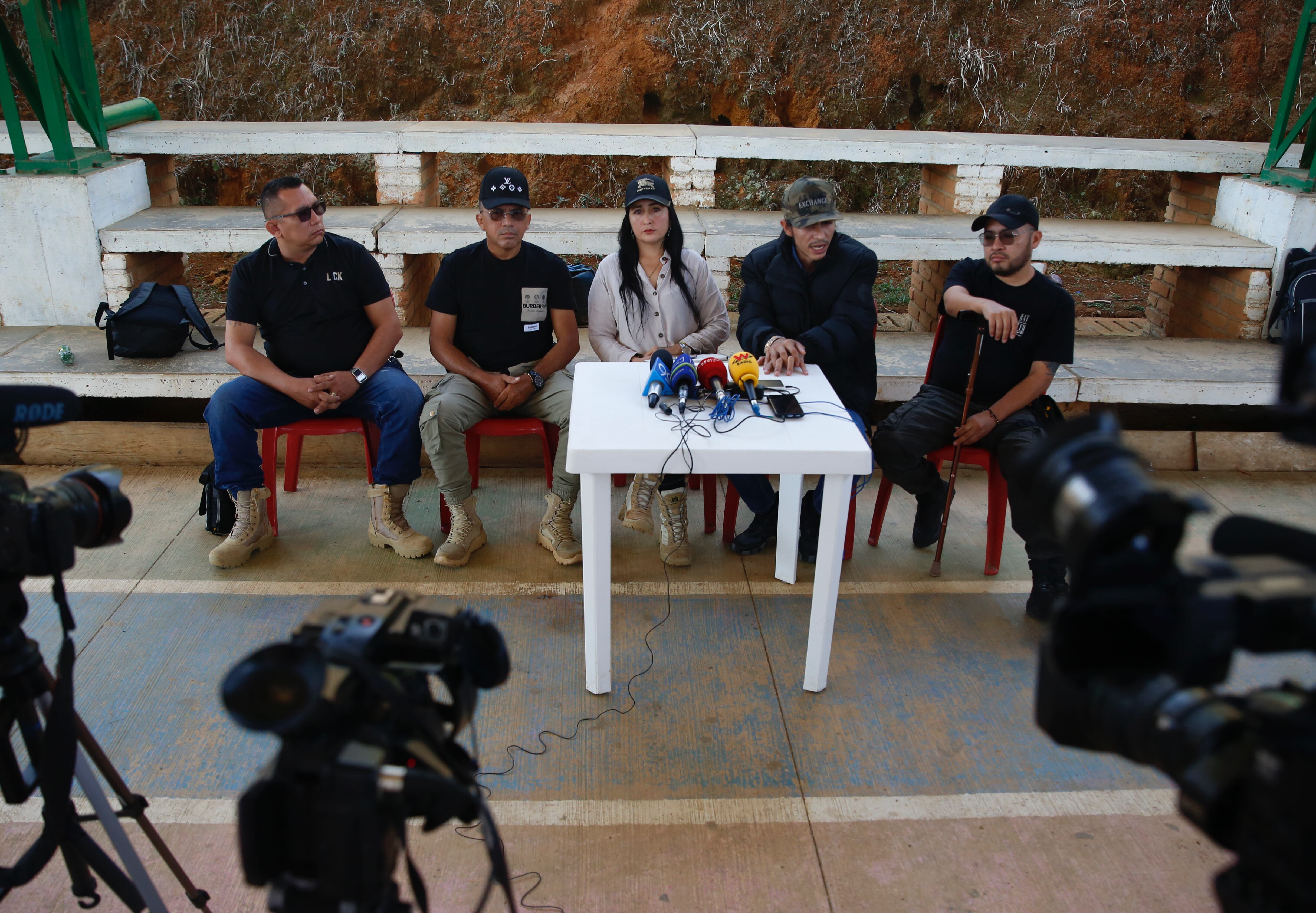 AME6344. SUÁREZ (COLOMBIA), 03/09/2023.- "Andrey Avendaño" (2i), jefe de la delegación de las disidencias de las FARC, habla con los medios de comunicación hoy, en Suárez (Colombia). El Gobierno colombiano y el Estado Mayor Central, la principal disidencia de las FARC, seguirán trabajando después de una primera reunión exploratoria para elaborar un acuerdo de cese al fuego bilateral que esté vigente cuando comiencen las conversaciones formales de paz. EFE/ Ernesto Guzmán