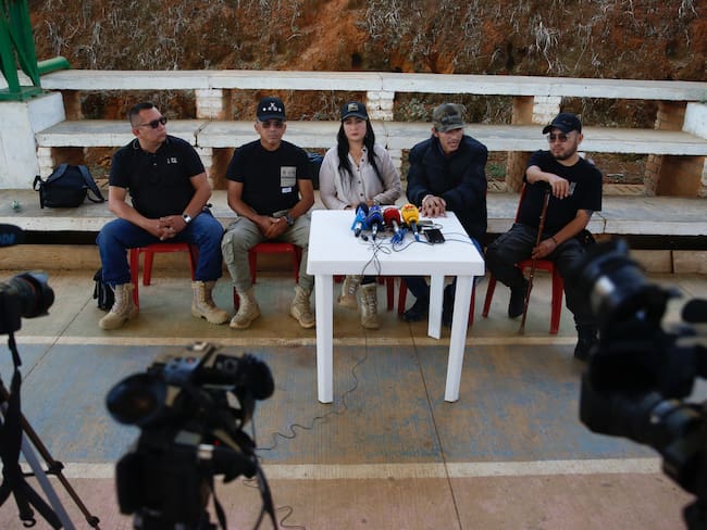 AME6344. SUÁREZ (COLOMBIA), 03/09/2023.- &quot;Andrey Avendaño&quot; (2i), jefe de la delegación de las disidencias de las FARC, habla con los medios de comunicación hoy, en Suárez (Colombia). El Gobierno colombiano y el Estado Mayor Central, la principal disidencia de las FARC, seguirán trabajando después de una primera reunión exploratoria para elaborar un acuerdo de cese al fuego bilateral que esté vigente cuando comiencen las conversaciones formales de paz. EFE/ Ernesto Guzmán