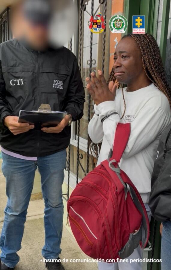 Integrante del CTI hace lectura de derechos a Sandra Tatiana Mosquera Mosquera el día de su captura. Foto: Fiscalía General de la Nación.