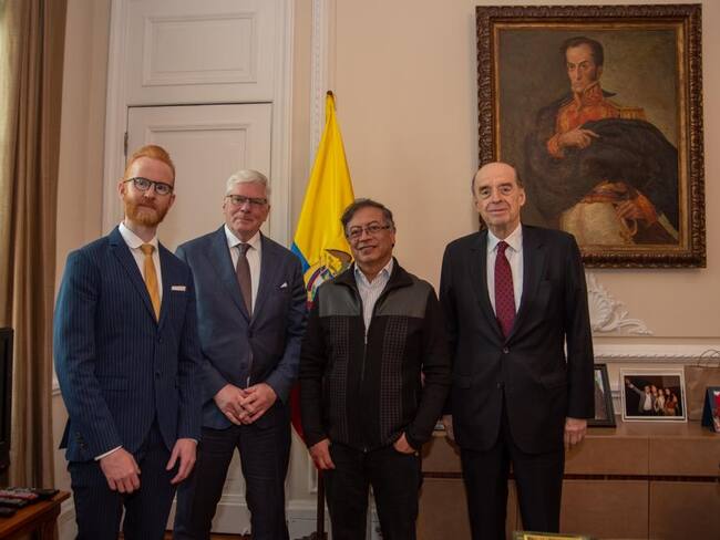 Petro se compromete con representantes de Wikileaks para interceder ante EE.UU. en el caso Assange. Foto: Andrea Puentes