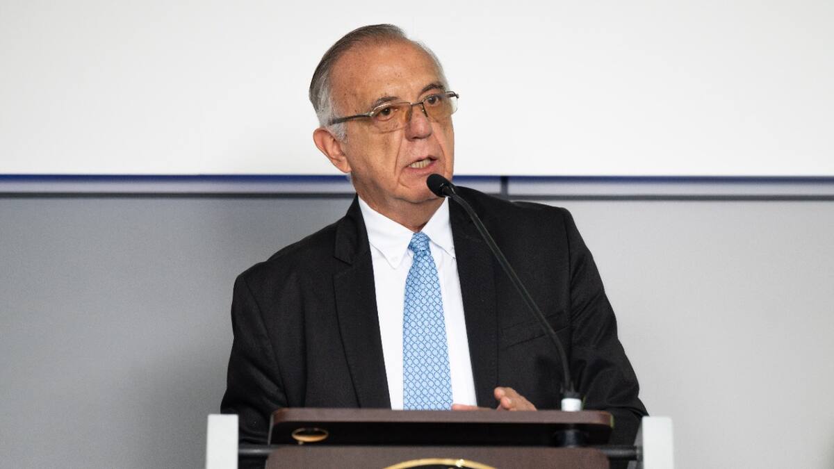 En este momento no hay compra de aviones de combate, Conpes venció: MinDefensa