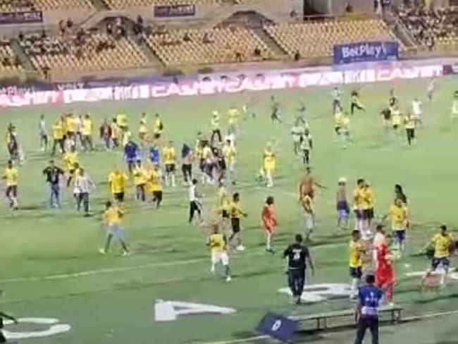 Video: hinchas del Real Cartagena invadieron la cancha durante partido contra Fortaleza