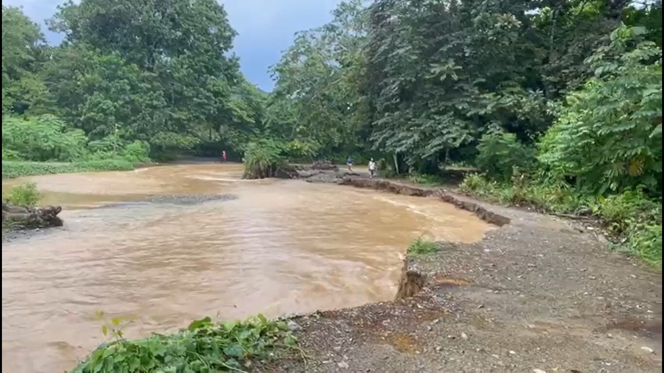 Niños ponen en riesgo su vida por falta de puente para cruzar un río en Capurganá, Chocó. Foto: Cortesía Comunidad