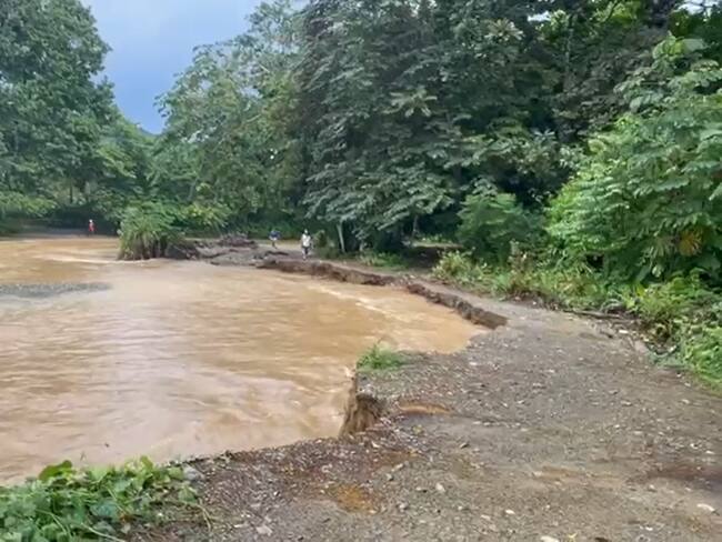 Niños ponen en riesgo su vida por falta de puente para cruzar un río en Capurganá, Chocó. Foto: Cortesía Comunidad