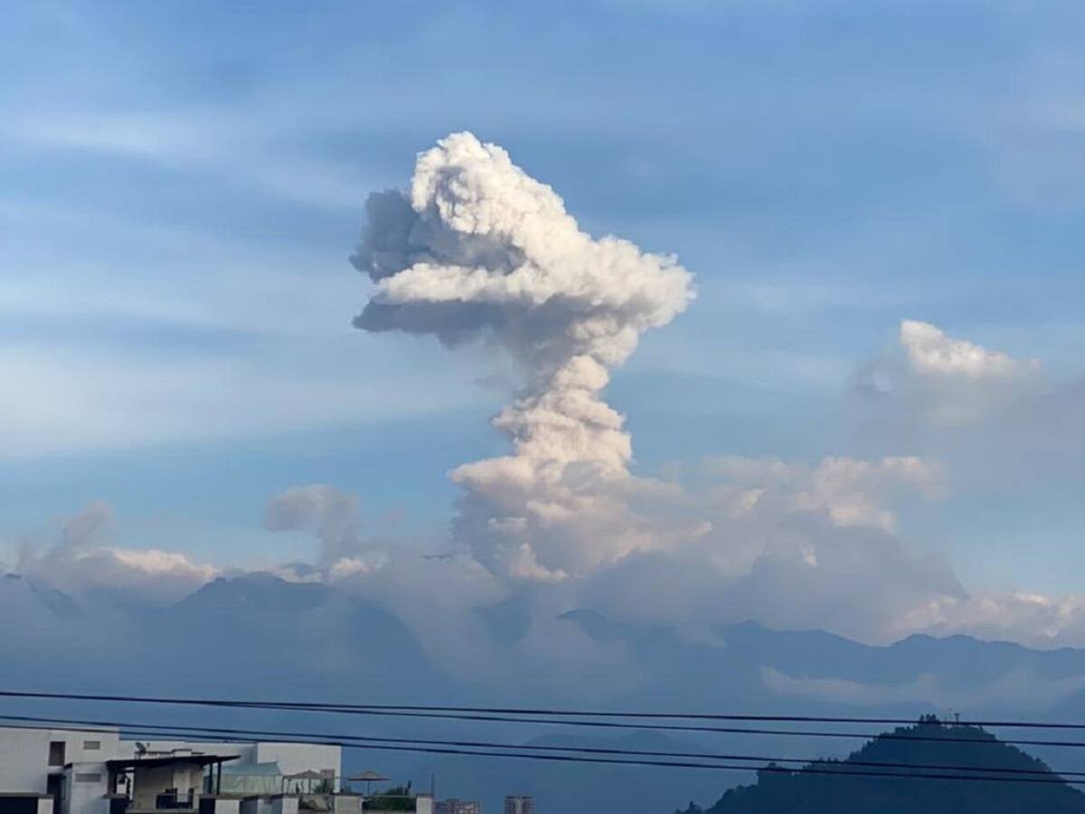 Con una columna de 3.000 metros de altura el volcán del Ruiz emitió ceniza y gases