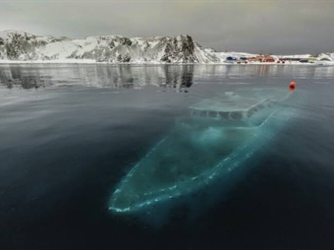 Yate hundido en la Antártida. Foto: reproducción.