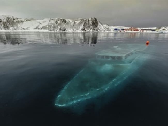 Yate hundido en la Antártida. Foto: reproducción.