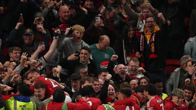MANCHESTER (United Kingdom), 18/04/2025.- Manchester United's players celebrate with fans after the UEFA Europa League quarter-finals 2nd leg soccer match between Manchester United and Olympique Lyonnais, in Manchester, Britain, 17 April 2025. (Reino Unido) EFE/EPA/ADAM VAUGHAN