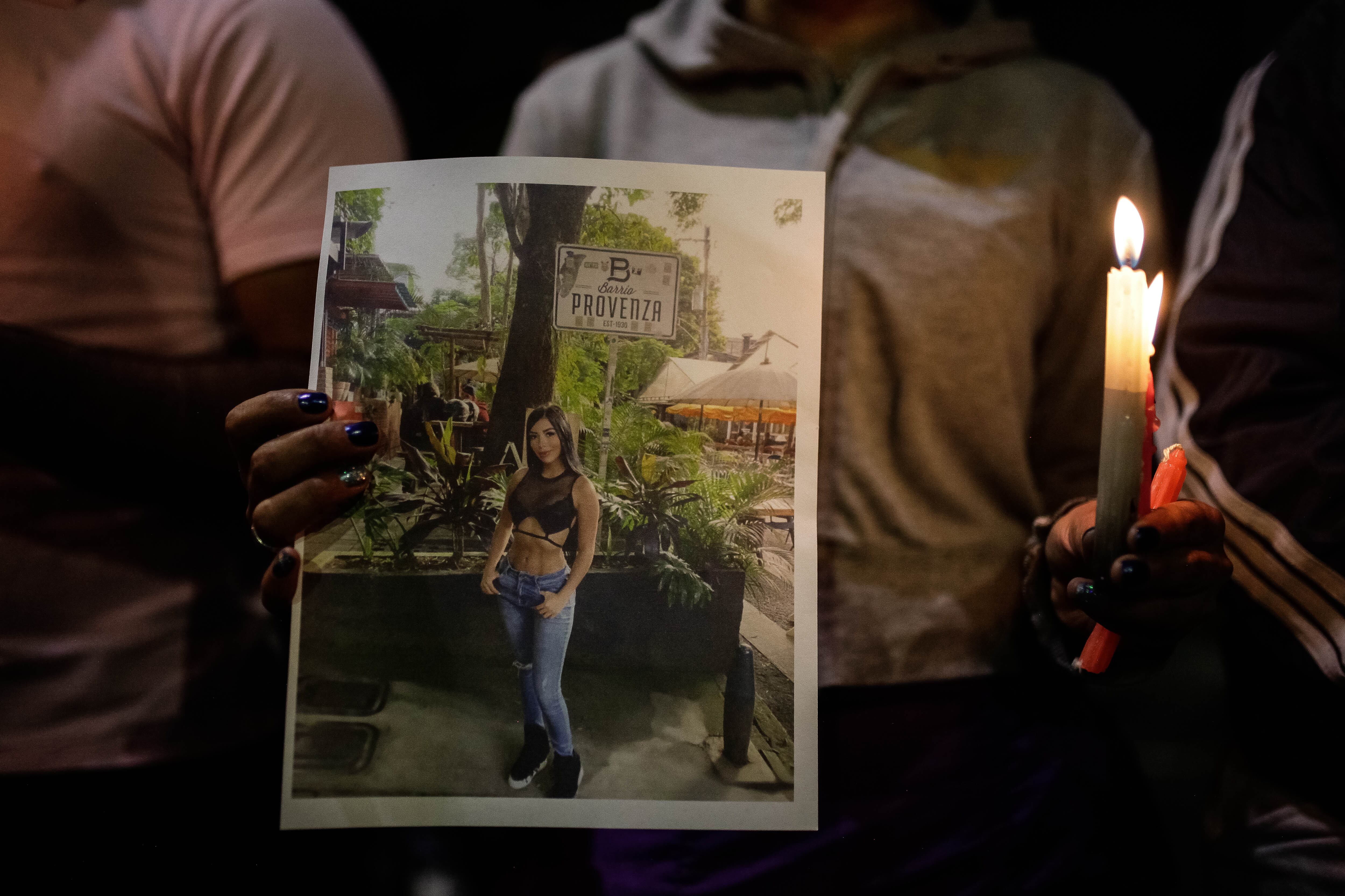 El pasado 24 de enero, varias personas participaron de una velatón por el asesinato de la DJ Valentina Trespalacios en Bogotá. (Colprensa - John Paz)
