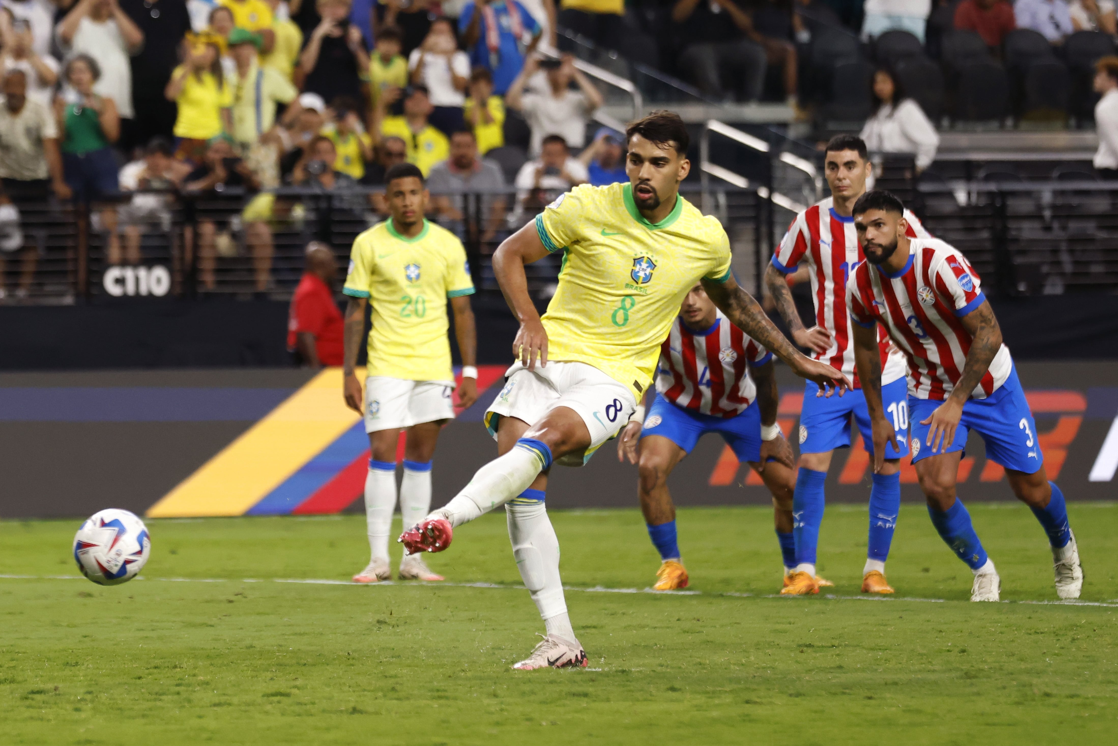 Las Vegas (United States), 29/06/2024.- Brazil midfielder Lucas Paqueta scores a goal on a penalty kick during the second half of the CONMEBOL Copa America 2024 group D soccer match between Paraguay and Brazil, in Las Vegas, Nevada, USA, 28 June 2024. (Brasil) EFE/EPA/CAROLINE BREHMAN