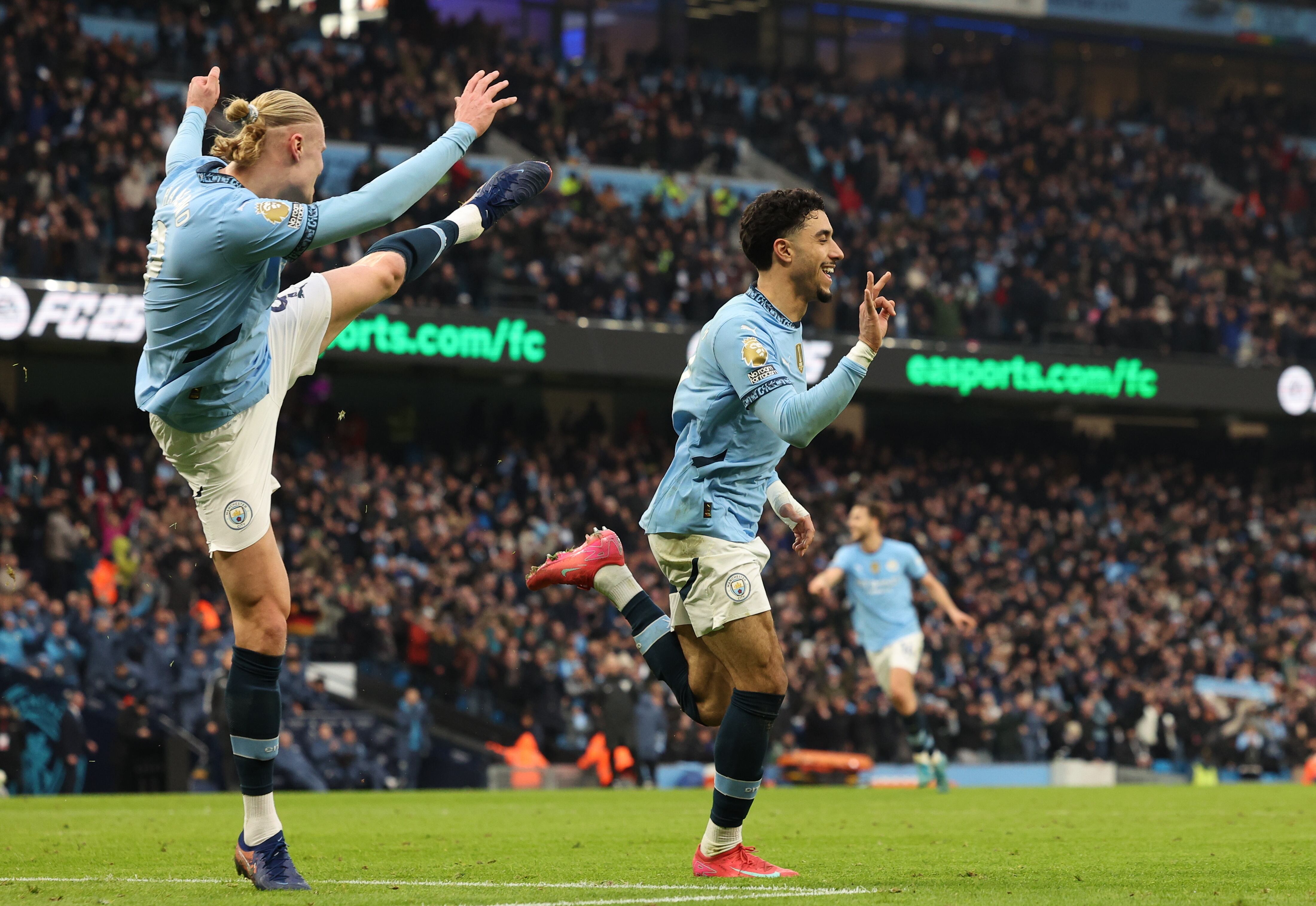 MANCHESTER (United Kingdom), 15/02/2025.- Omar Marmoush of Manchester City celebrates after scoring the 3-0 goal during the English Premier League match between Manchester City and Newcastle United, in Manchester, Britain, 15 February 2025. (Reino Unido) EFE/EPA/ADAM VAUGHAN EDITORIAL USE ONLY. No use with unauthorized audio, video, data, fixture lists, club/league logos, 'live' services or NFTs. Online in-match use limited to 120 images, no video emulation. No use in betting, games or single club/league/player publications.