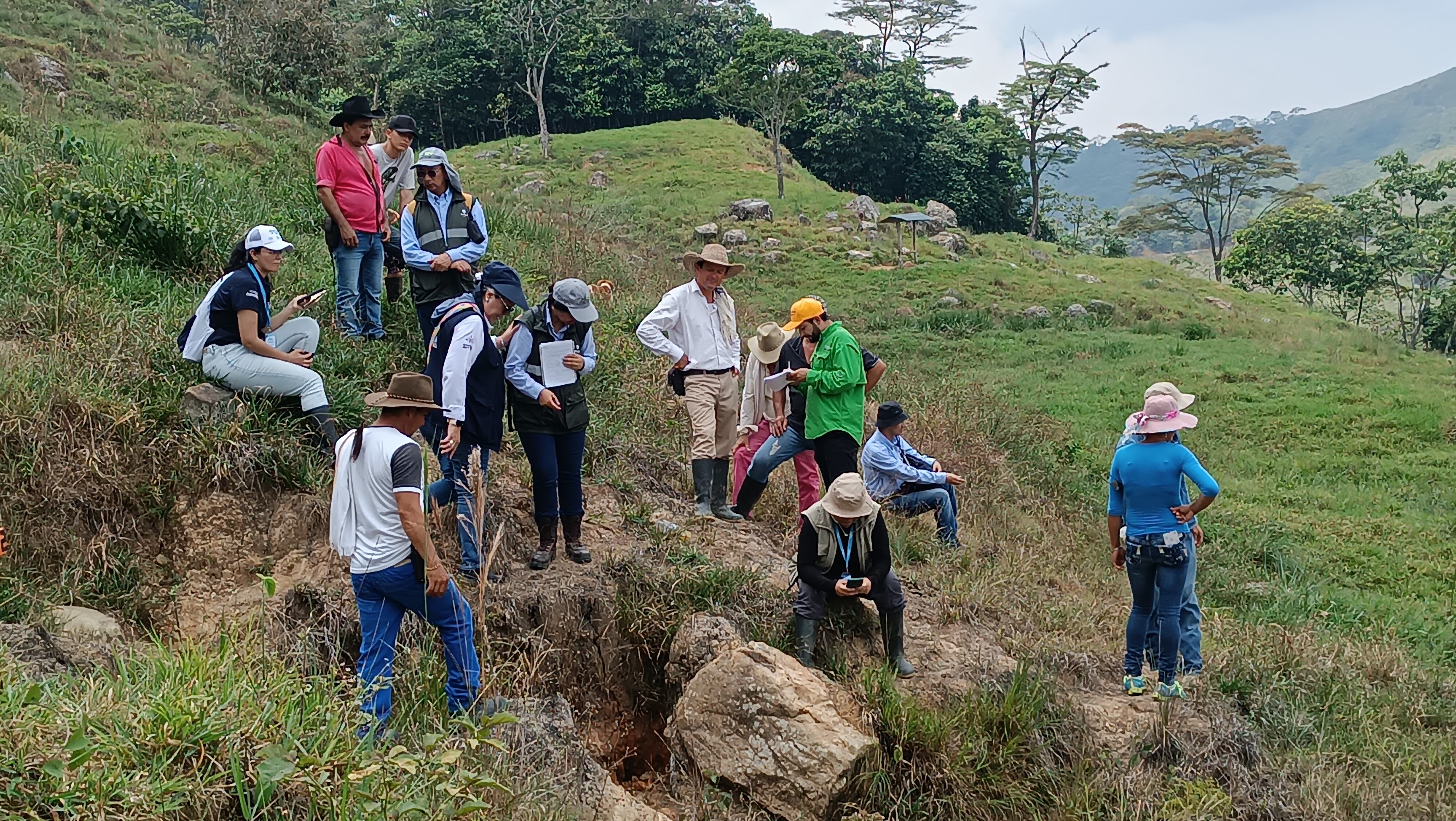 El secretario de Ambiente y Desarrollo Sostenible de Boyacá, Fabio Medrano y su equipo de trabajo estuvieron en el lugar analizando la situación de contaminación / Foto: Suministrada.