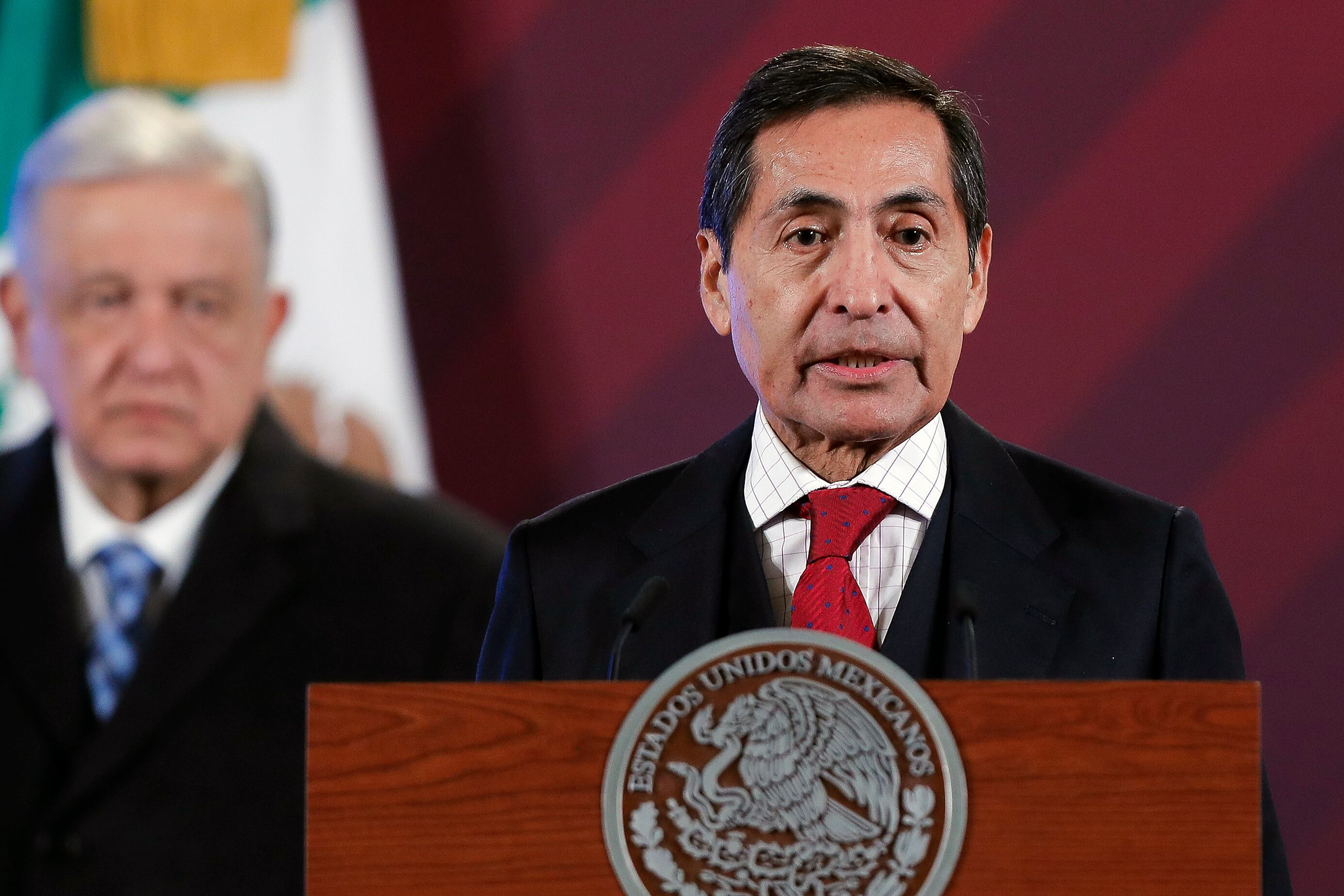 El secretario de Hacienda, Rogelio Ramírez de la O (d), y el presidente de México, Andrés Manuel López Obrador. Foto: EFE/ Isaac Esquivel