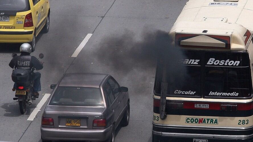 Se inició un programa de prevención en salud por contaminación en fuentes móviles, donde personal y equipos de la CAR se están desplazando a las empresas de transporte para capacitar a conductores . Foto: Colprensa