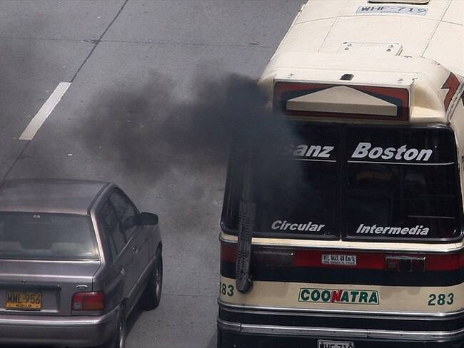 Se inició un programa de prevención en salud por contaminación en fuentes móviles, donde personal y equipos de la CAR se están desplazando a las empresas de transporte para capacitar a conductores . Foto: Colprensa