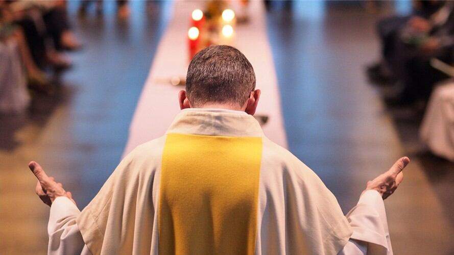 Imagen de referencia de un sacerdote. Foto: Getty Images / Godong