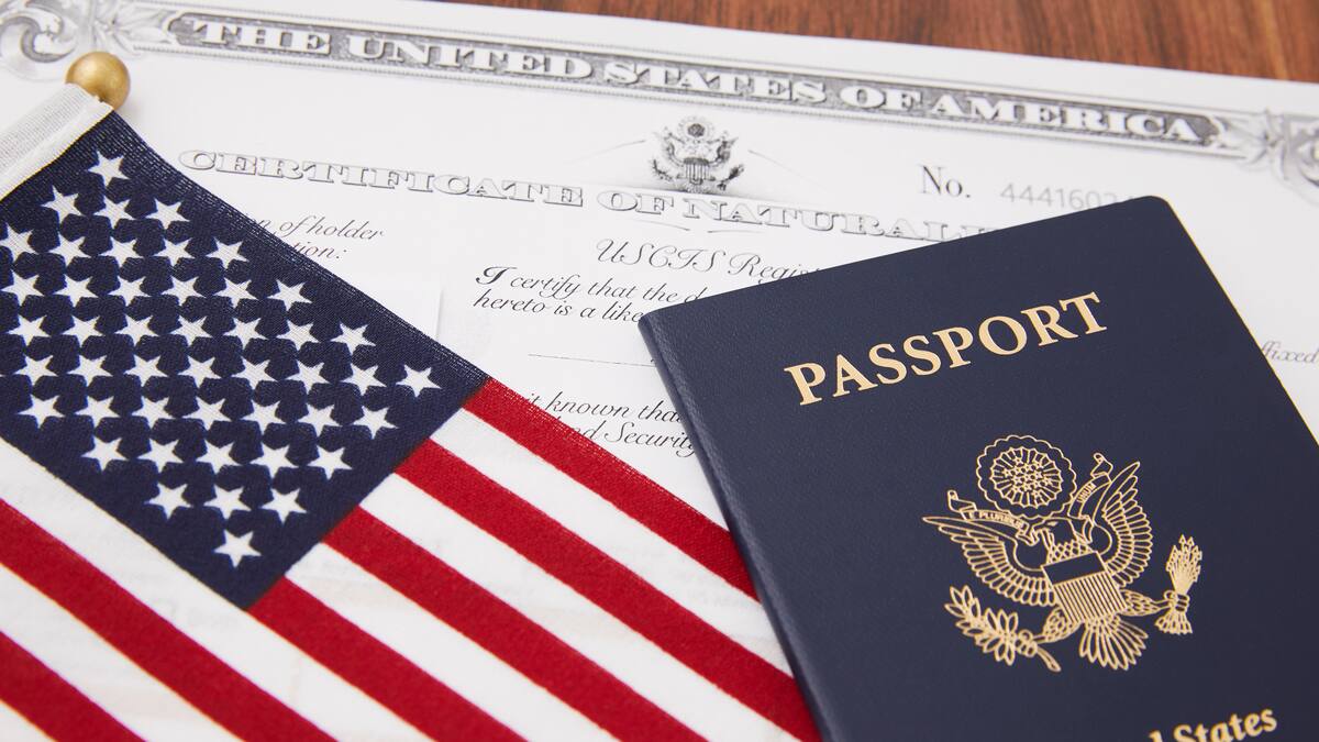 EE.UU. revisará tarjetas de residente de “todos” los migrantes de países de “preocupación”