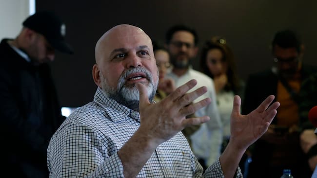 AME1122. BOGOTÁ (COLOMBIA), 11/07/2024.- El exjefe de las paramilitares Autodefensas Unidas de Colombia (AUC) Salvatore Mancuso asiste a una rueda de prensa este jueves, en Bogotá (Colombia). Mancuso que salió el miércoles de la cárcel La Picota en Bogotá, aseguró este jueves que no le debe nada a la Justicia, a pesar de las cuentas pendientes por los miles de crímenes cometidos por ese grupo durante el conflicto armado, y dijo que ya cumplió su pena. EFE/ Mauricio Dueñas Castañeda