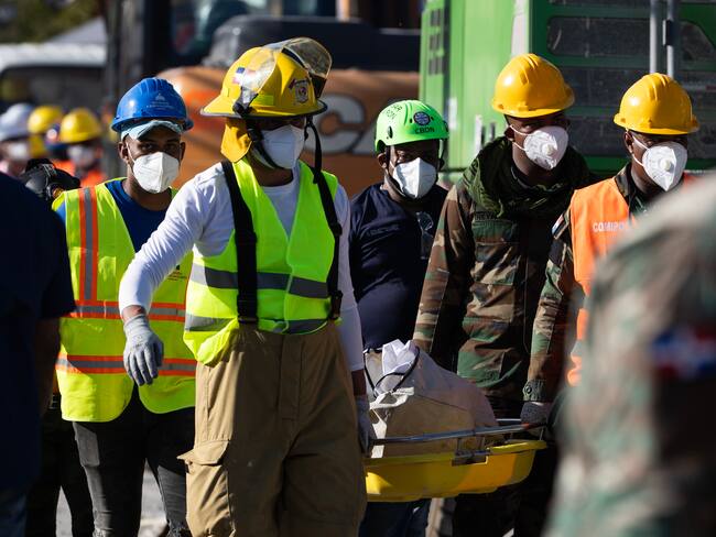 Rescatistas trasladan un cadáver del accidente en la discoteca Jet Set FOTO: EFE/ Orlando Barría