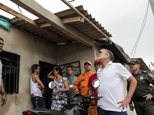 El gobernador Eduardo Verano hizo un llamado a la comunidad para que aseguren los techos de los hogares. Foto: Gobernación del Atlántico