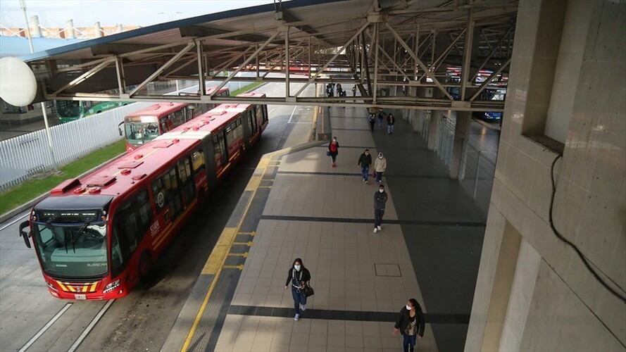 En Sigue La W hablaron expertos sobre la propuesta de implementar peajes urbanos y cobrar parqueo en las vías para pagar la deuda del transporte público. . Foto: Colprensa - Camila Díaz