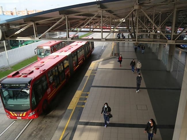 En Sigue La W hablaron expertos sobre la propuesta de implementar peajes urbanos y cobrar parqueo en las vías para pagar la deuda del transporte público. . Foto: Colprensa - Camila Díaz