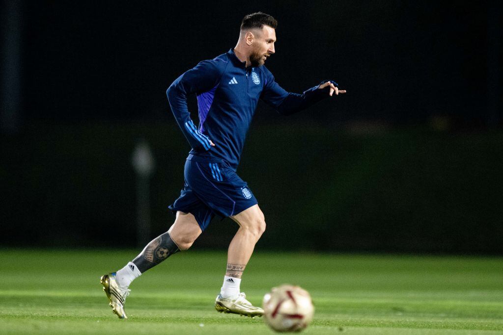 Lionel Messi en sesión de entrenamiento previo al partido por las semifinales de Qatar 2022, frente a Croacia. Foto: Sebastian Frej/MB Media/Getty Images