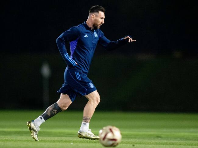 Lionel Messi en sesión de entrenamiento previo al partido por las semifinales de Qatar 2022, frente a Croacia. Foto: Sebastian Frej/MB Media/Getty Images