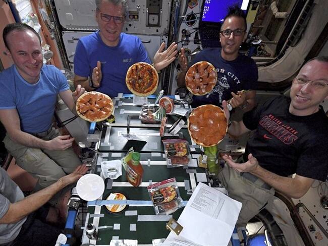 Astronautas preparan pizza en estación espacial. Foto: Associated Press - AP