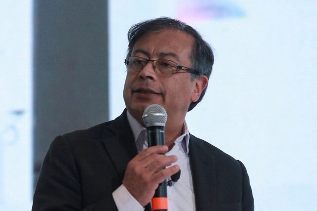 Gustavo Petro le propone a Álex Char “democratizar el fútbol”. Foto: Colprensa