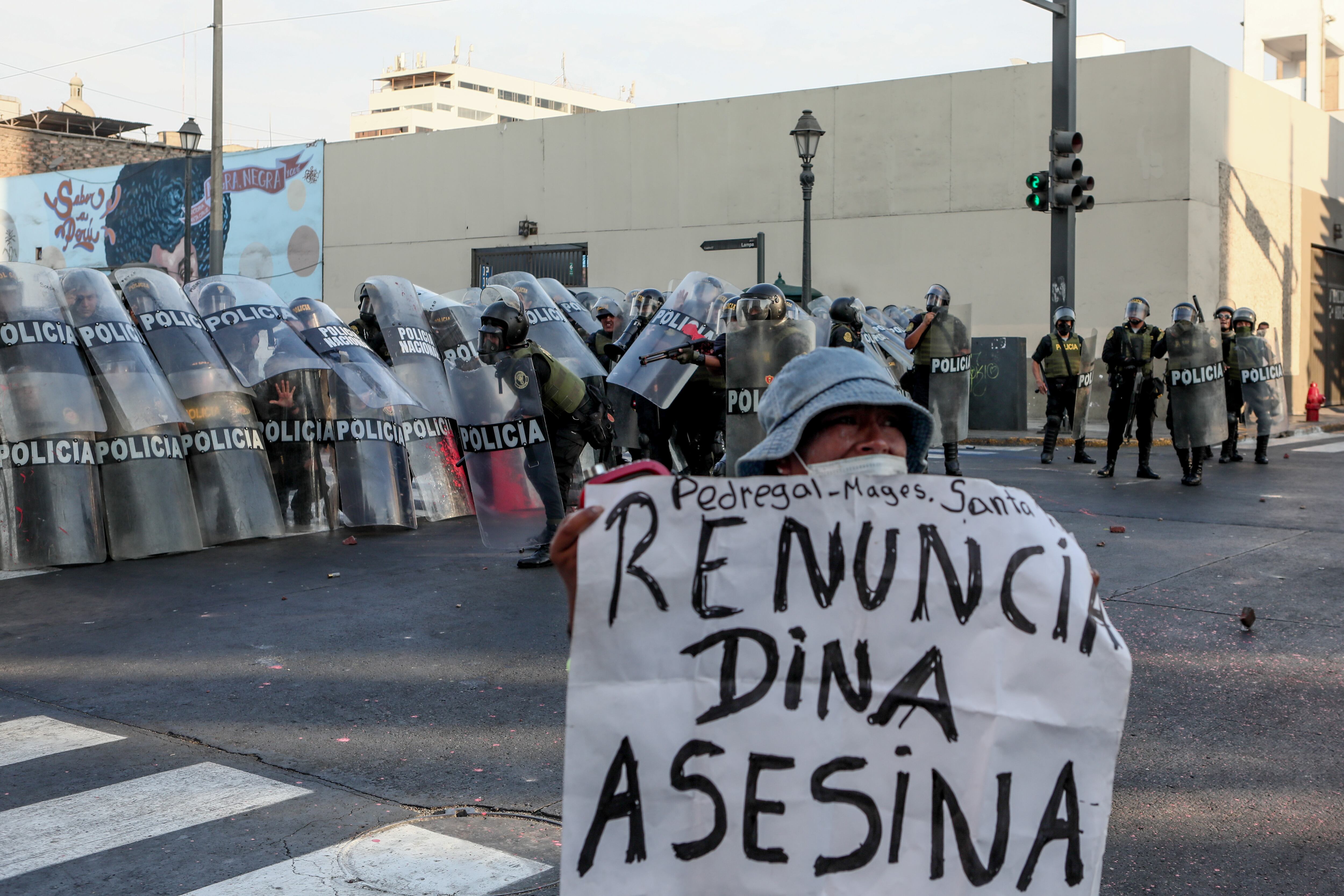 La policía interviene a los manifestantes mientras la gente se reúne para una manifestación para exigir la renuncia de la Presidenta de Perú, Dina Boluarte, durante el quinto día de protestas en Lima, Perú, el 24 de enero de 2023. Foto de Klebher Vasquez/ Agencia Anadolu a través de Getty Images.