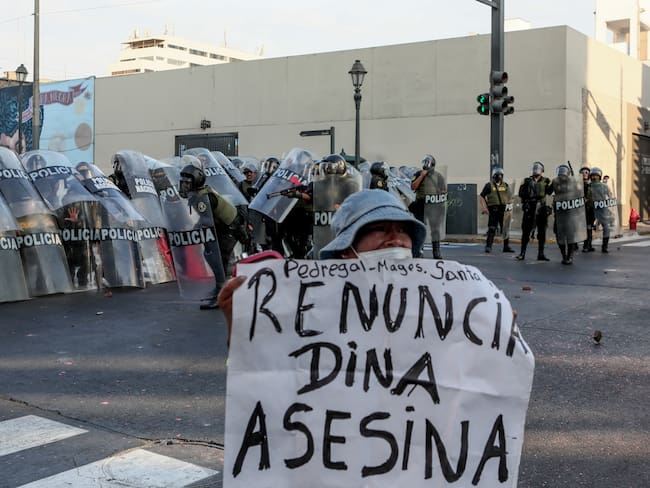 La policía interviene a los manifestantes mientras la gente se reúne para una manifestación para exigir la renuncia de la Presidenta de Perú, Dina Boluarte, durante el quinto día de protestas en Lima, Perú, el 24 de enero de 2023. Foto de Klebher Vasquez/ Agencia Anadolu a través de Getty Images.