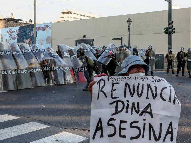 La policía interviene a los manifestantes mientras la gente se reúne para una manifestación para exigir la renuncia de la Presidenta de Perú, Dina Boluarte, durante el quinto día de protestas en Lima, Perú, el 24 de enero de 2023. Foto de Klebher Vasquez/ Agencia Anadolu a través de Getty Images.