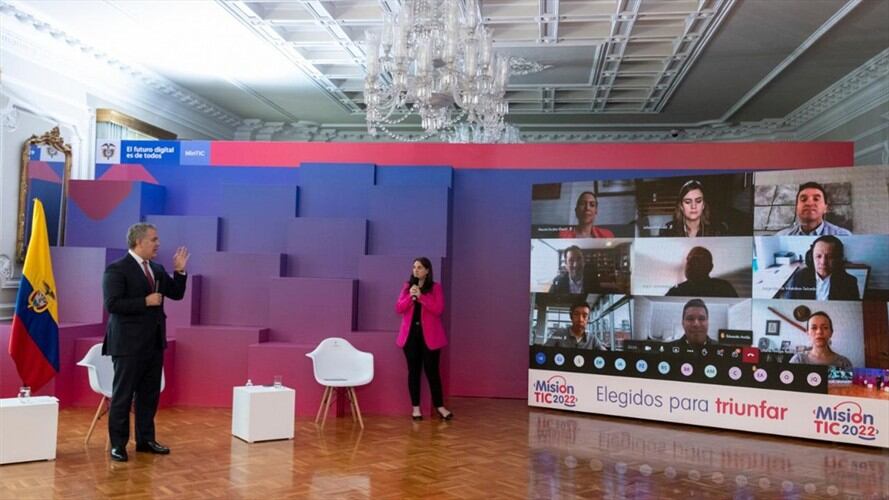 Con una inversión inicial de $3.000 millones para este año, los elegidos como beneficiados con este programa aprenderán diferentes lenguajes de programación e inglés. Foto: Cortesía Ministerio TIC