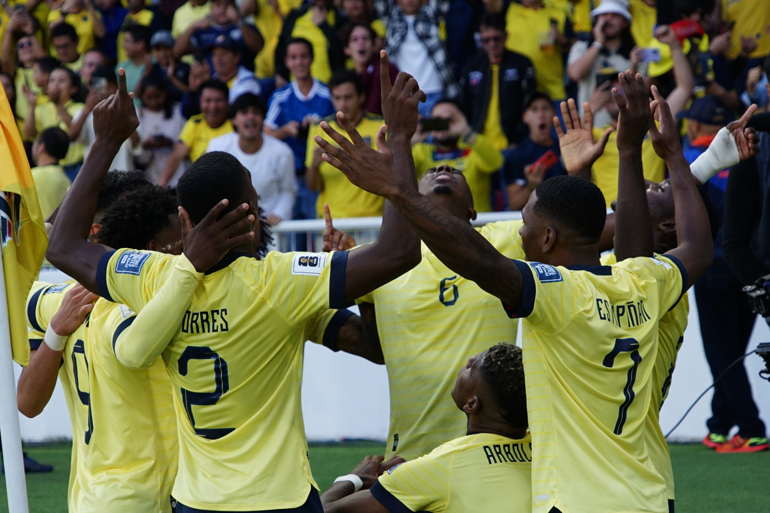 Félix Torres (i) de Ecuador celebra un gol hoy, en un partido de las Eliminatorias Sudamericanas para la Copa Mundial de Fútbol 2026 entre Ecuador y Uruguay en el estadio Rodrigo Paz Delgado en Quito (Ecuador). EFE/ Santiago Fernández