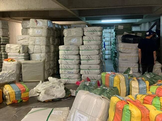 Según la autoridad aduanera, como resultado de los dos operativos se logró la aprehensión de 272.250 unidades de confecciones de origen asiático. Foto: Cortesía DIAN