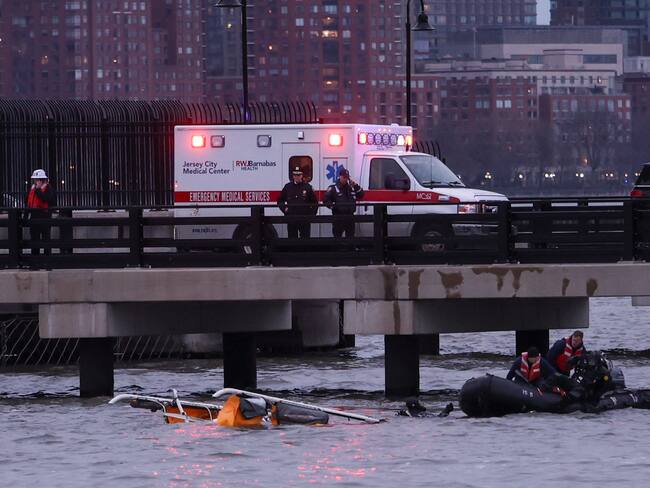 Equipos de emergencia atienden accidente de helicóptero que cayó en el rio Hudson en Nueva York. FOTO:EFE/EPA/SARAH YENESEL