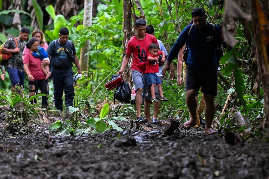 Imagen de referencia de personas en el Darién. Foto: Getty Images.