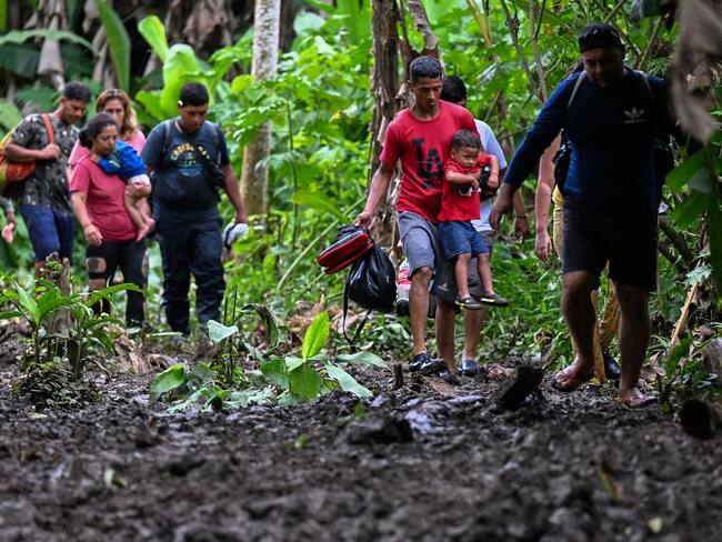 Imagen de referencia de personas en el Darién. Foto: Getty Images.