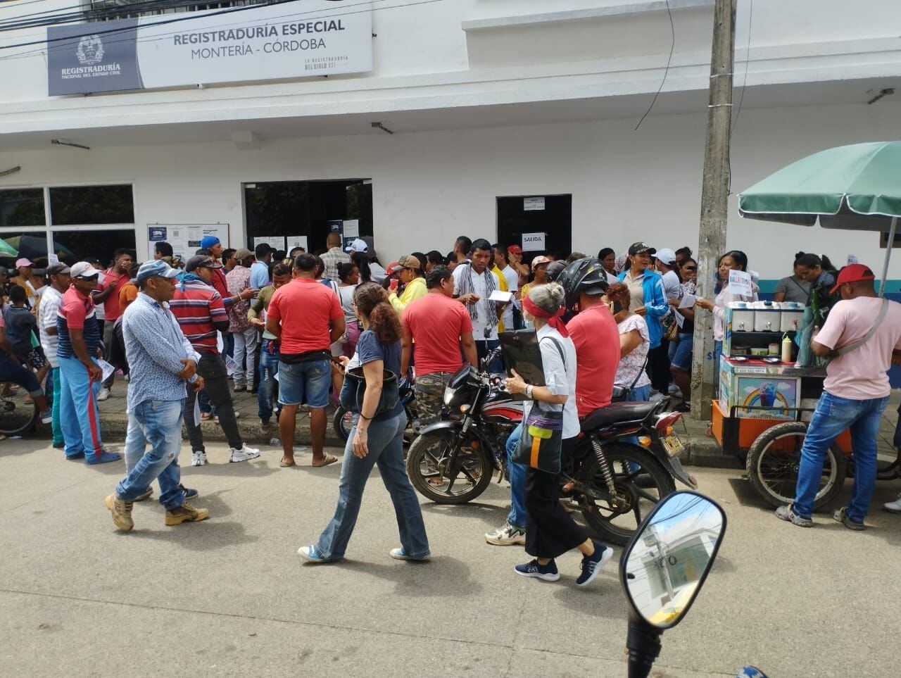 Protesta en las afueras de la Registraduría. Foto: cortesía Luis Fernando Ballesteros.
