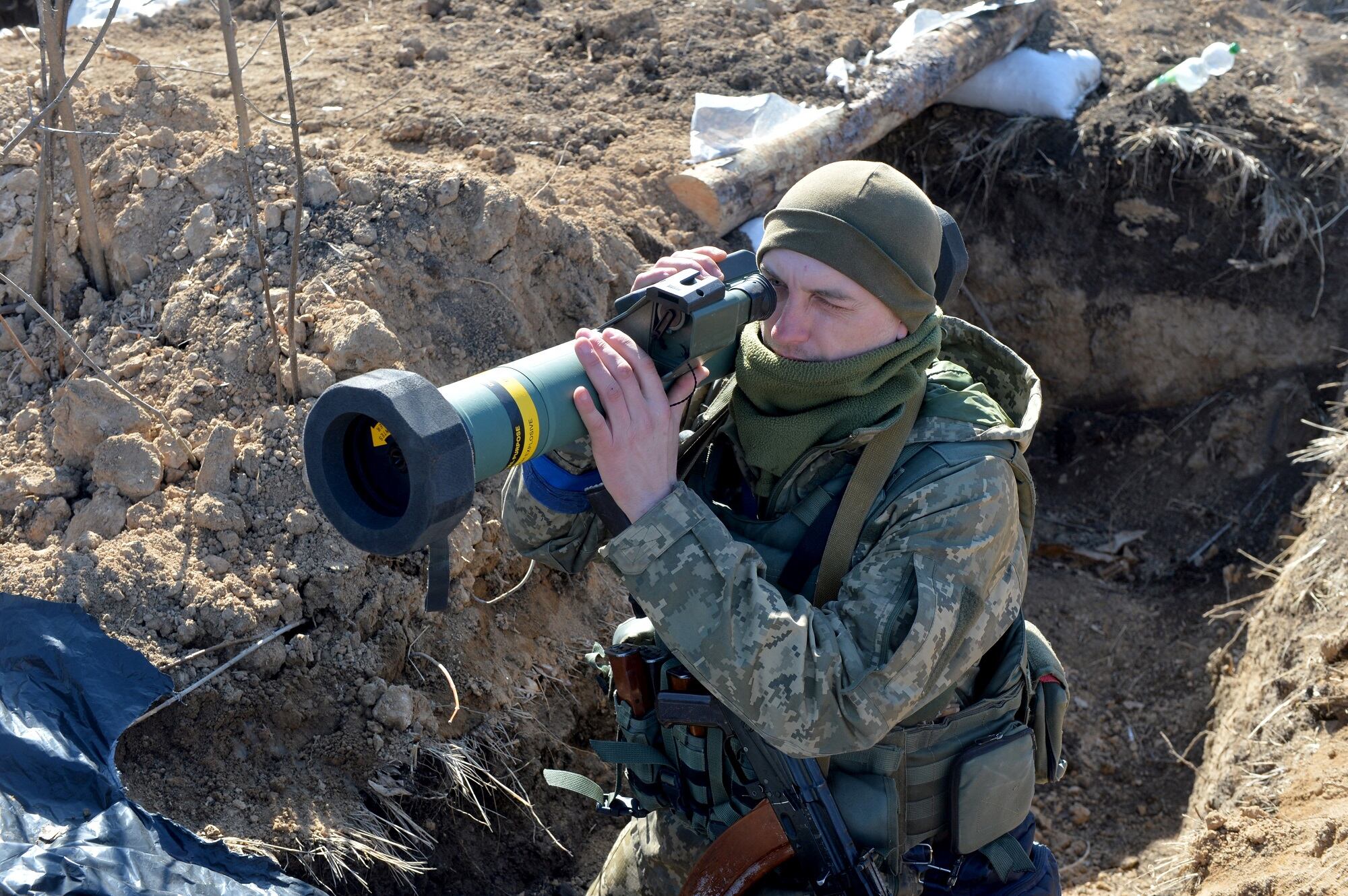 Soldado ucraniano con un lanzamisiles FGM-148 Javelin (Photo by Sergey BOBOK / AFP) (Photo by SERGEY BOBOK/AFP via Getty Images)