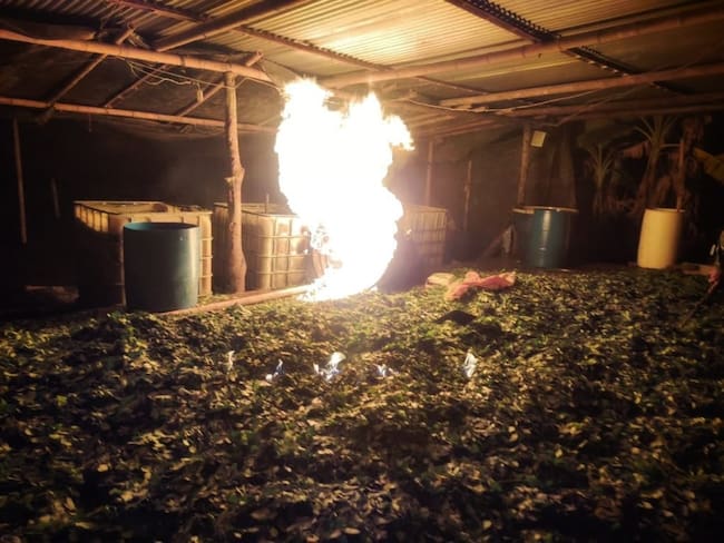 En el lugar se encontraron, además, 2.500 galones de hidrocarburos, dos toneladas de hoja de coca picada. Crédito: Ejército Nacional.