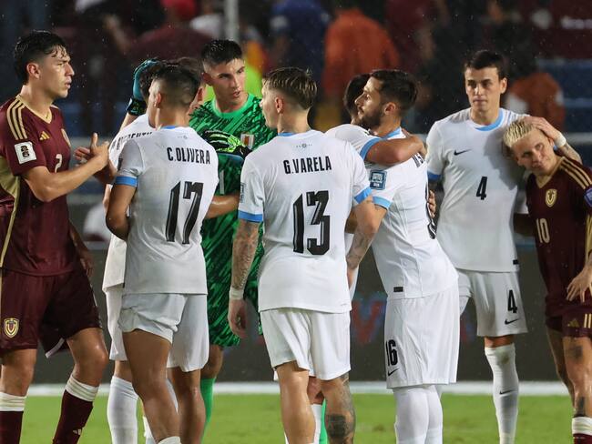 AMDEP6806. MATURÍN (VENEZUELA), 10/09/2024.- Jugadores de Venezuela y de Uruguay se saludan al final este martes, de un partido de las eliminatorias sudamericanas para el Mundial de 2026 entre Venezuela y Uruguay en el estadio Monumental de Maturín (Venezuela). EFE/ Miguel Gutiérrez