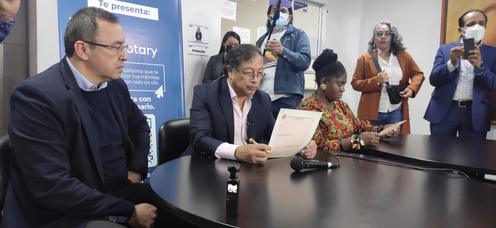 Gustavo Petro juró ante un notario que no expropiará “nada ni a nadie”. Foto: Gustavo Petro