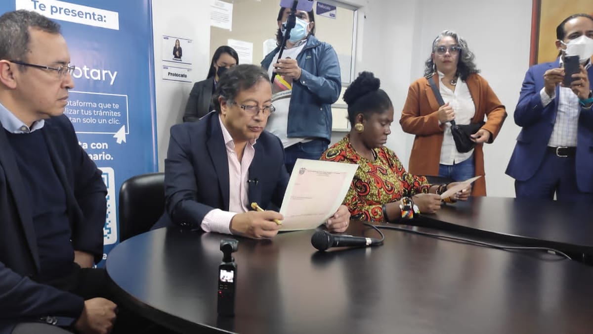 Gustavo Petro juró ante un notario que no expropiará “nada ni a nadie”