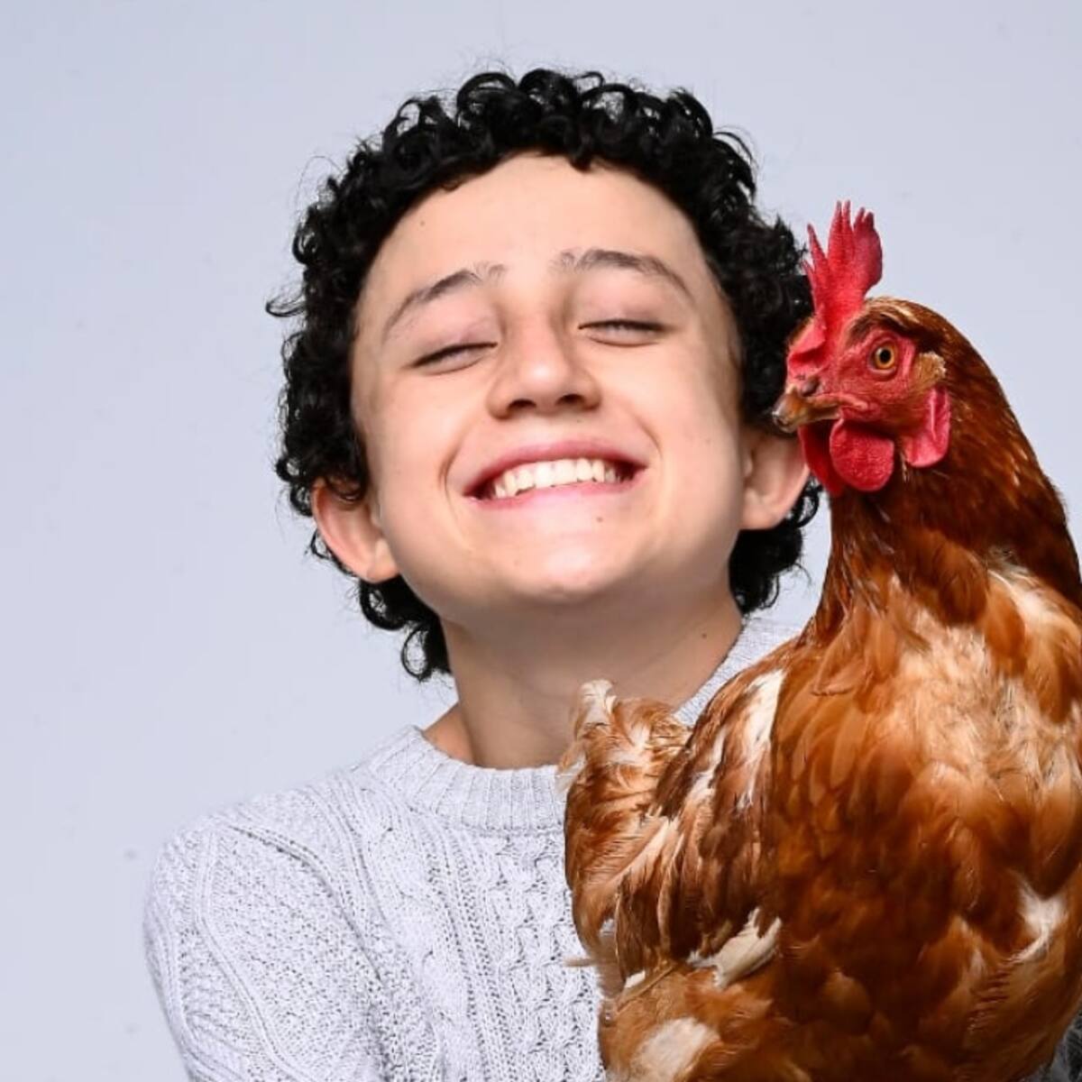 El Borrego, el tiktoker colombiano que enseña a cuidar gallinas y muestra cómo es vivir en el campo