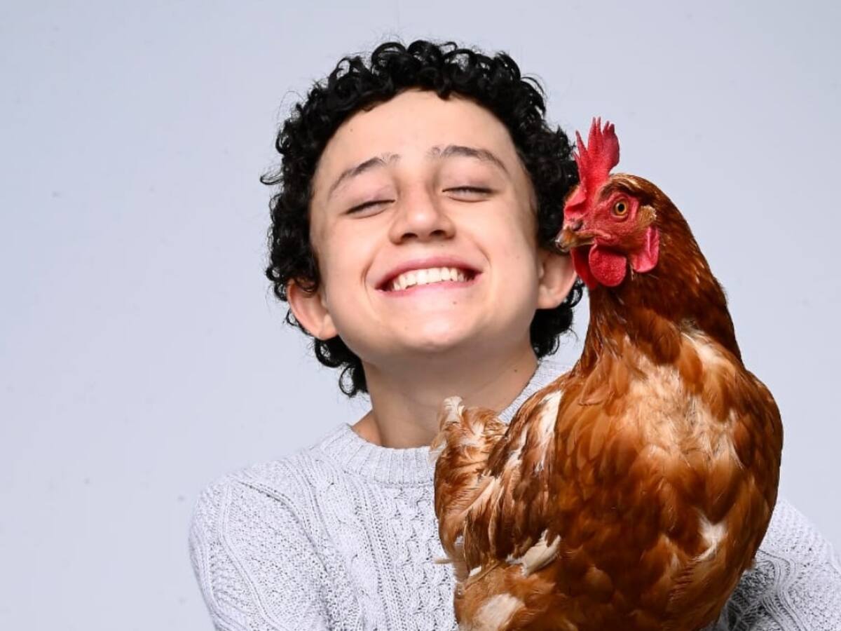 El Borrego, el tiktoker colombiano que enseña a cuidar gallinas y muestra cómo es vivir en el campo